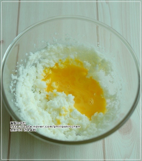 크리스마스 디저트로 딱이예요!! 달콤한 케익안에 과일이듬뿍 ^^
